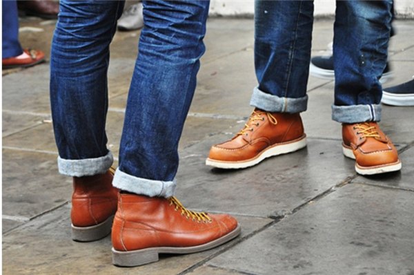 Как красиво подвернуть мужские джинсы. Модные модели 2022