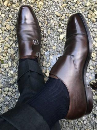 мужские коричневые туфли с черными брюками