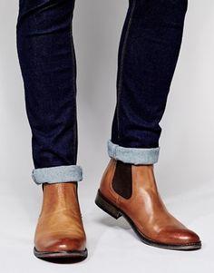 коричневые мужские туфли и темные джинсы с подворотом