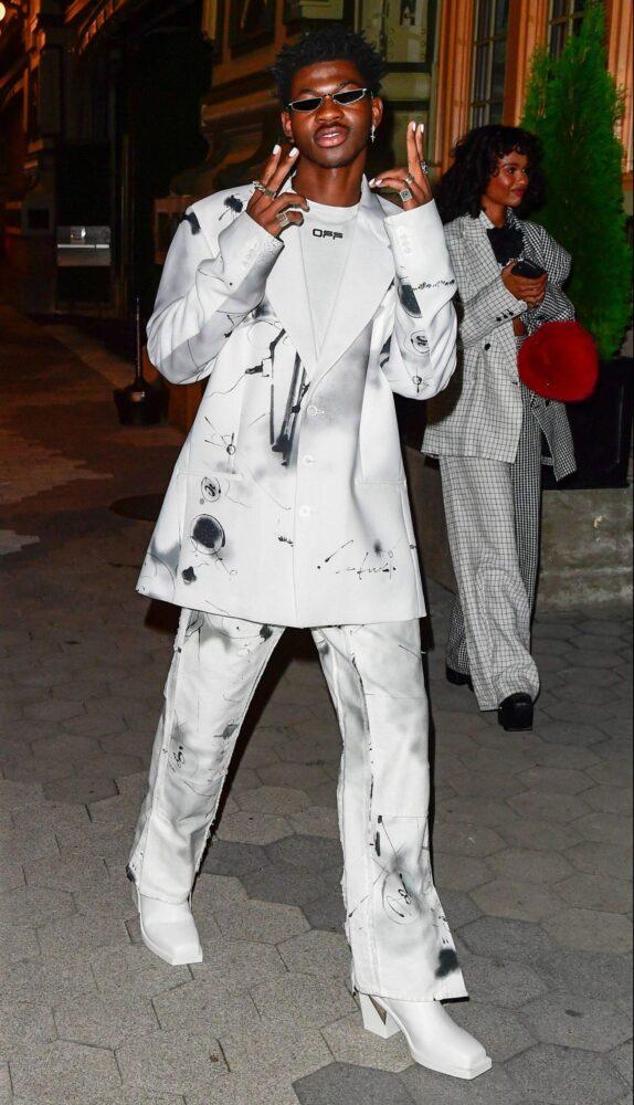рэпер Lil Nas X, белый костюм, каблук