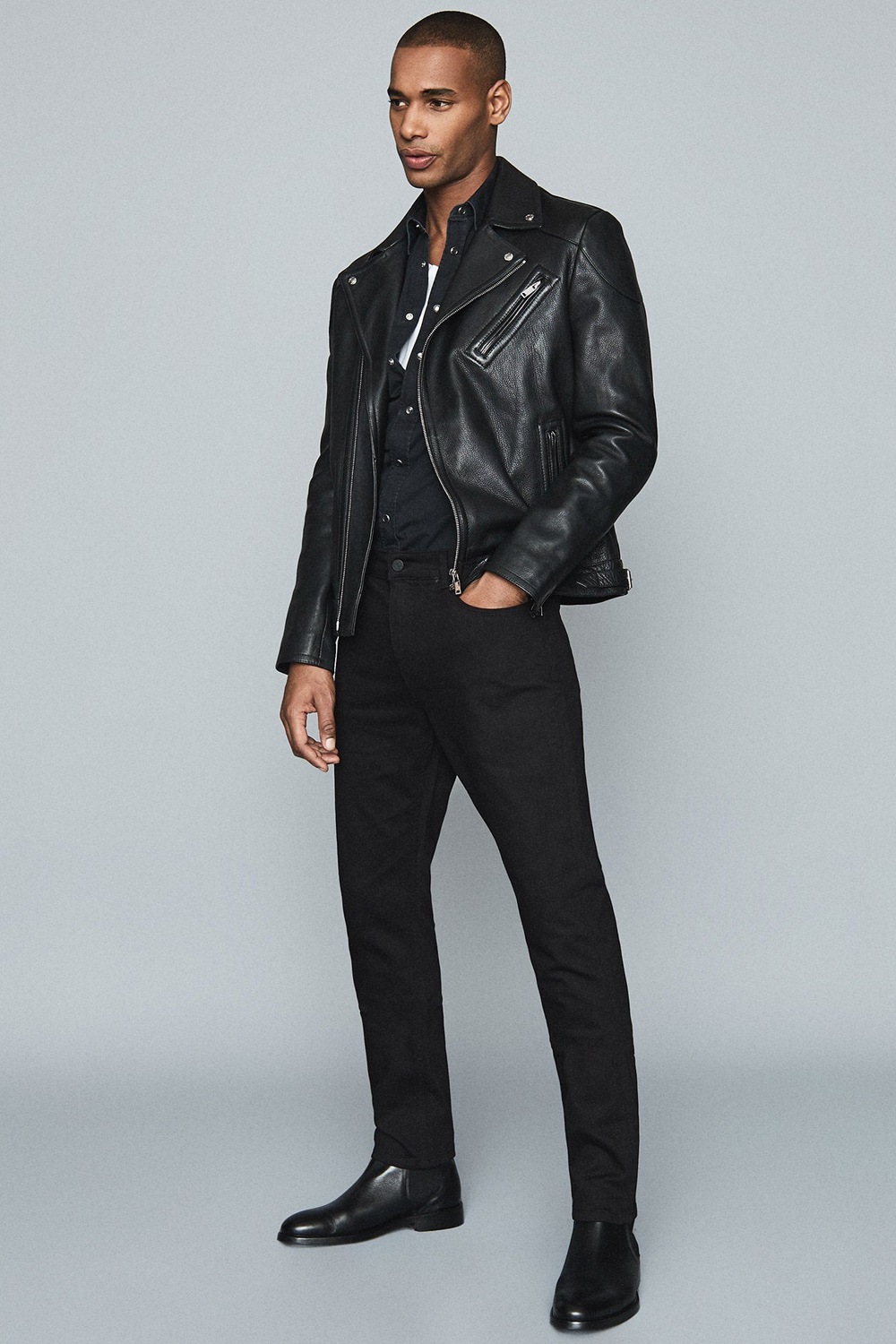 Черные мужские джинсы: 6 модных стилизаций