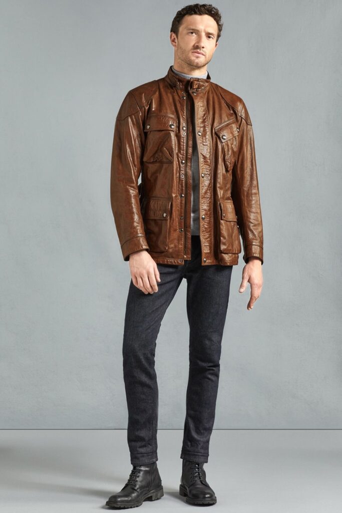 коричневая курточка и джинсы